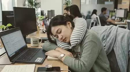 Brain Fog Jam 2 Siang? Trik 'Power Nap' 15 Menit di Kantor